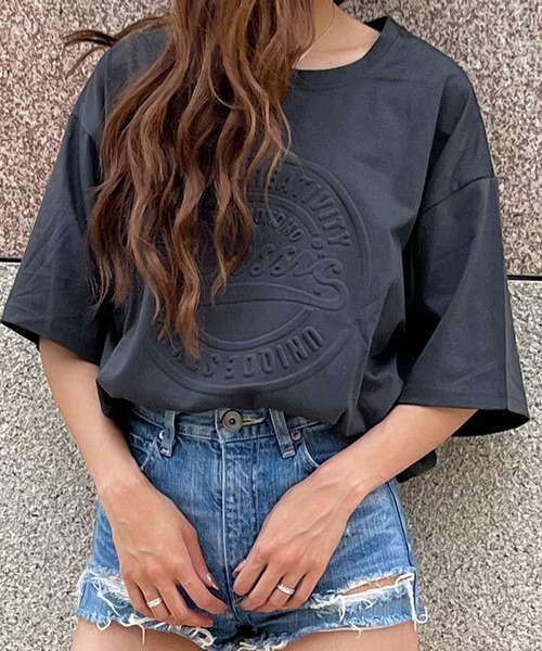 GLAMOROUS JANE(グラマラスジェーン)の「CLASSICエンボスTシャツ(Tシャツ/カットソー・レディース・ホワイト/レッド/ブラック/チャコールグレー/ネイビー/ベージュ/杢グレー・FREE)」の2枚目の写真