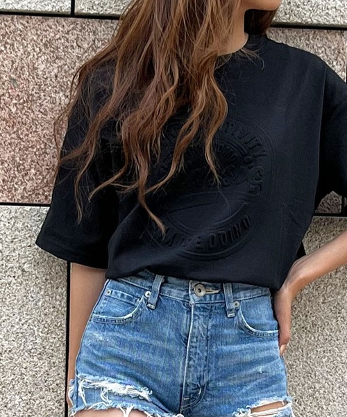 GLAMOROUS JANE(グラマラスジェーン)の「CLASSICエンボスTシャツ(Tシャツ/カットソー・レディース・ホワイト/レッド/ブラック/チャコールグレー/ネイビー/ベージュ/杢グレー・FREE)」の1枚目の写真