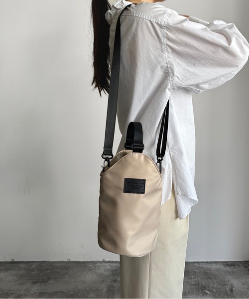 SPRUCE（スプルース）の「EM:SPRUCE パテッド巾着2WAYショルダー ペットボトル 　水筒バッグ（ショルダーバッグ・レディース・ブラック/グレイッシュベージュ/ラベンダー・FREE）」の3枚目の写真