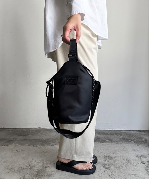 SPRUCE（スプルース）の「EM:SPRUCE パテッド巾着2WAYショルダー ペットボトル 　水筒バッグ（ショルダーバッグ・レディース・ブラック/グレイッシュベージュ/ラベンダー・FREE）」の9枚目の写真