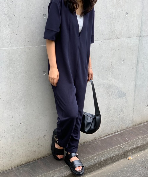 mi via loca（ミヴィアロカ）の「Vネックロンパース（サロペット/オーバーオール・レディース・ベージュ/ブラック/ブルー・FREE）」の3枚目の写真