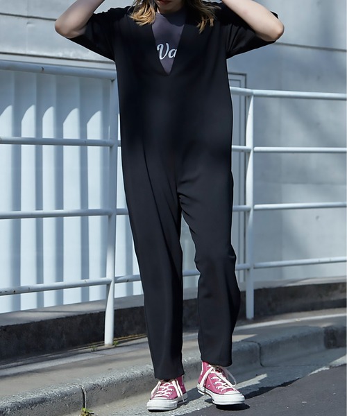 mi via loca（ミヴィアロカ）の「Vネックロンパース（サロペット/オーバーオール・レディース・ベージュ/ブラック/ブルー・FREE）」の2枚目の写真