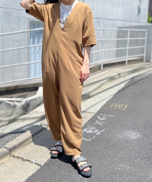 mi via loca（ミヴィアロカ）の「Vネックロンパース（サロペット/オーバーオール・レディース・ベージュ/ブラック/ブルー・FREE）」の21枚目の写真