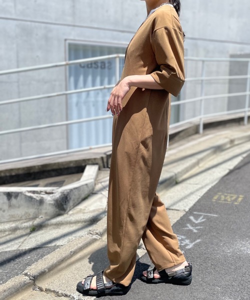 mi via loca（ミヴィアロカ）の「Vネックロンパース（サロペット/オーバーオール・レディース・ベージュ/ブラック/ブルー・FREE）」の22枚目の写真