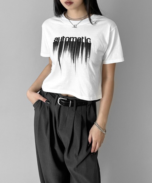 LVEU.(ラブユ.)の「【LVEU.】デザインロゴコンパクトTシャツ/ トップス カットソー Tシャツ 半袖 コンパクト ショート クロップド プリント グラフィック ロゴ ホワイト ブラック(Tシャツ/カットソー・レディース・ホワイト/ブラック・FREE)」の1枚目の写真