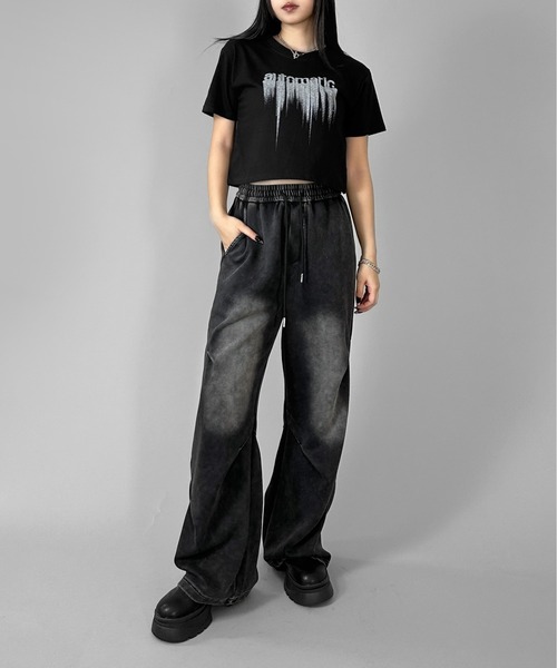 LVEU.(ラブユ.)の「【LVEU.】デザインロゴコンパクトTシャツ/ トップス カットソー Tシャツ 半袖 コンパクト ショート クロップド プリント グラフィック ロゴ ホワイト ブラック(Tシャツ/カットソー・レディース・ホワイト/ブラック・FREE)」の7枚目の写真