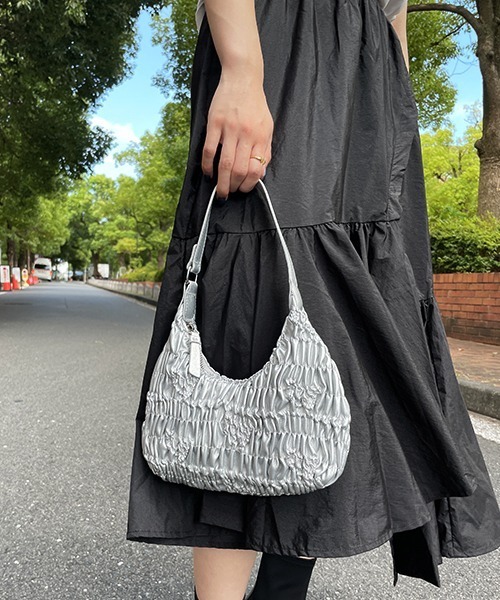 SEN TOKYO（セントーキョー）の「フェミニンにもカジュアルにも。くしゅくしゅハンドバック（ハンドバッグ・レディース・シルバー/ホワイト/ブラック・FREE）」の5枚目の写真