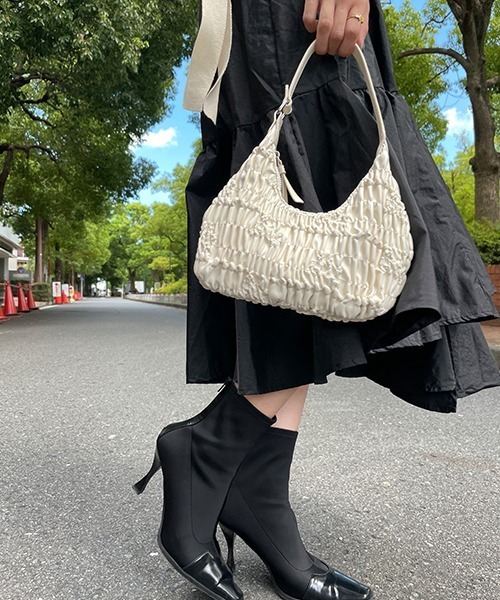 SEN TOKYO（セントーキョー）の「フェミニンにもカジュアルにも。くしゅくしゅハンドバック（ハンドバッグ・レディース・シルバー/ホワイト/ブラック・FREE）」の6枚目の写真