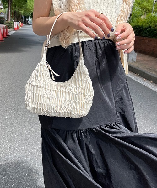 SEN TOKYO（セントーキョー）の「フェミニンにもカジュアルにも。くしゅくしゅハンドバック（ハンドバッグ・レディース・シルバー/ホワイト/ブラック・FREE）」の7枚目の写真