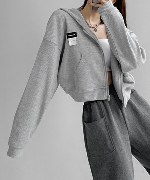 gossip！ロサンゼルス（ゴシップロサンゼルス）の「YUGA　フード付きショートトレーナー（パーカー・レディース・ライトグレー/ブラック・FREE）」の2枚目の写真