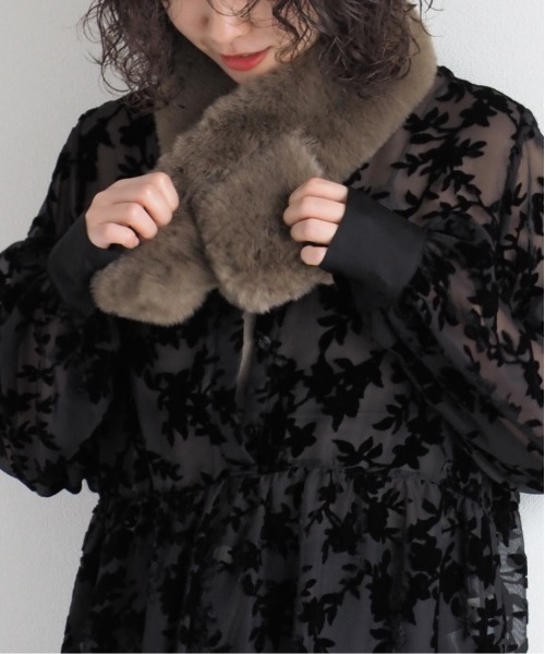 cepo（セポ）の「フェイクファーミニティペット（マフラー・レディース・ライトベージュ/モカ/ライトグレー・FREE）」の2枚目の写真