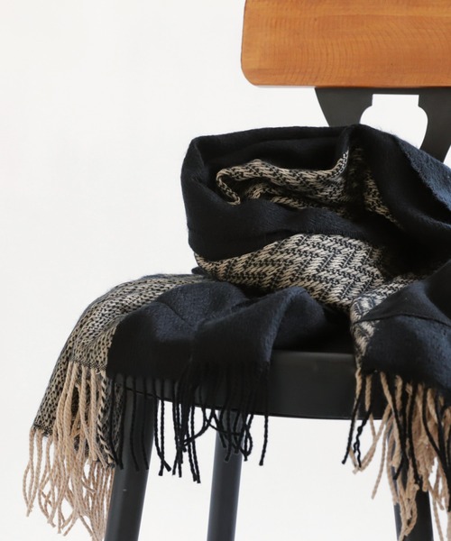 antiqua（アンティカ）の「ヘリンボーン柄マフラー（マフラー・レディース・ブラック・FREE）」の11枚目の写真