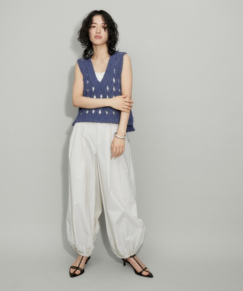 ADAM ET ROPE'（アダムエロペ）の「【WEB限定】スラッシュケーブルニットジレ（ベスト・レディース・ブルー系その他4/ブラック/オフホワイト・FREE）」の8枚目の写真