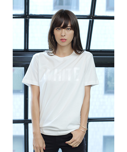 AZUL by moussy（アズールバイマウジー）の「20/-OE天竺同色ロゴT（Tシャツ/カットソー・レディース・ブラック/オフホワイト/ネイビー・SMALL/LARGE/MEDIUM/X-LARGE）」の2枚目の写真