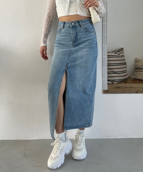 ROGER AND RAW(ロジャーアンドロウ)の「フロントスリットデニムスカート(デニムスカート・レディース・ブルー/ブラック・SMALL/MEDIUM)」の1枚目の写真