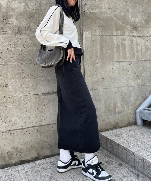 ROGER AND RAW(ロジャーアンドロウ)の「フロントスリットデニムスカート(デニムスカート・レディース・ブルー/ブラック・SMALL/MEDIUM)」の11枚目の写真
