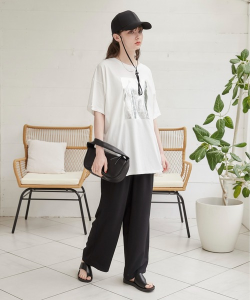 ANGIE(アンジー)の「箔 メタリック プリント ビッグシルエット オーバーサイズ ロゴTシャツ(半袖)(Tシャツ/カットソー・レディース・ブラック/ホワイト・FREE)」の3枚目の写真