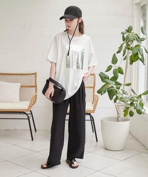 ANGIE(アンジー)の「箔 メタリック プリント ビッグシルエット オーバーサイズ ロゴTシャツ(半袖)(Tシャツ/カットソー・レディース・ブラック/ホワイト・FREE)」の4枚目の写真