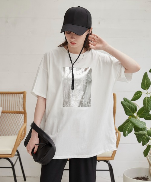 ANGIE(アンジー)の「箔 メタリック プリント ビッグシルエット オーバーサイズ ロゴTシャツ(半袖)(Tシャツ/カットソー・レディース・ブラック/ホワイト・FREE)」の15枚目の写真