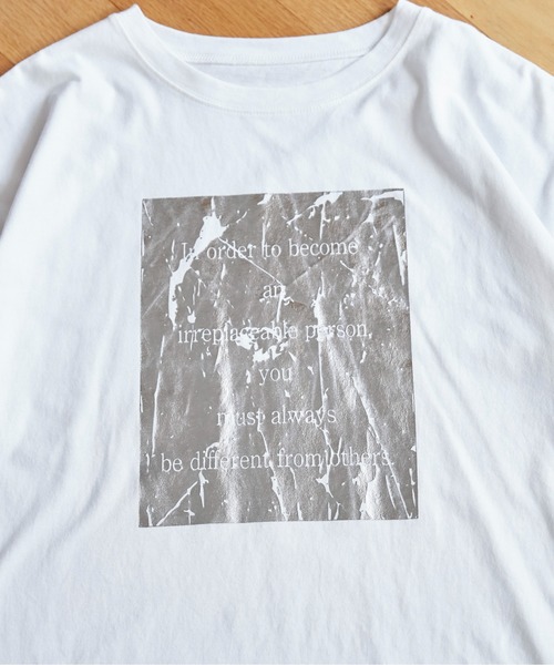 ANGIE(アンジー)の「箔 メタリック プリント ビッグシルエット オーバーサイズ ロゴTシャツ(半袖)(Tシャツ/カットソー・レディース・ブラック/ホワイト・FREE)」の14枚目の写真