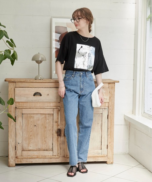 ANGIE(アンジー)の「箔 メタリック プリント ビッグシルエット オーバーサイズ ロゴTシャツ(半袖)(Tシャツ/カットソー・レディース・ブラック/ホワイト・FREE)」の5枚目の写真