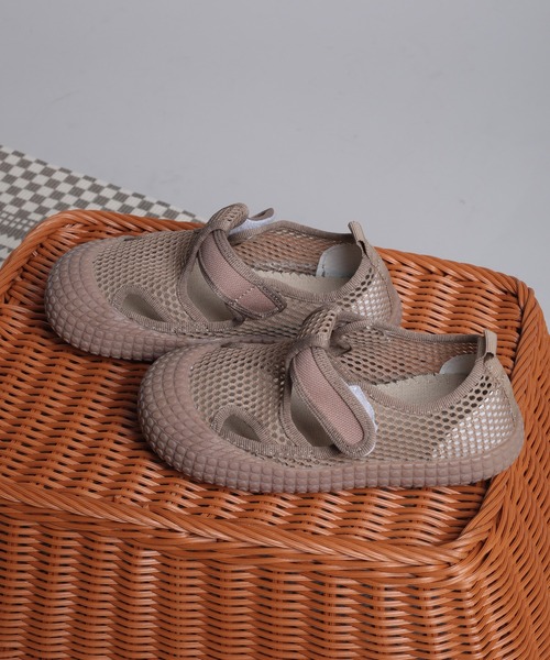 shoes365(シューズスリーシックスファイヴ)の「【shoes365】子供用メッシュデザイン通気性スニーカー(スニーカー・キッズ・ブラック/ベージュ・17.5cm/16.5cm/16.0cm/15.5cm/15.0cm/14.0cm)」の2枚目の写真