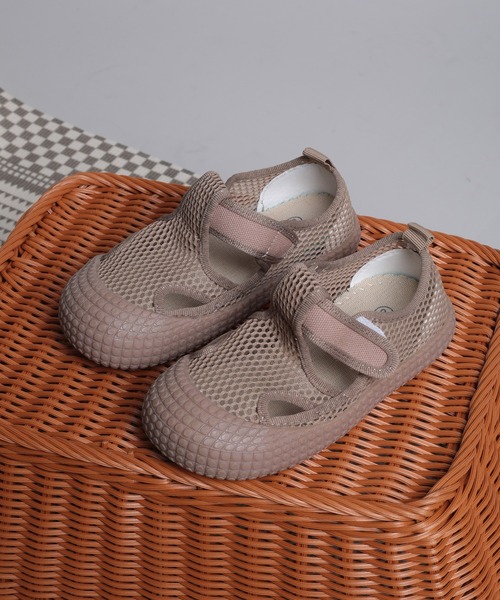 shoes365(シューズスリーシックスファイヴ)の「【shoes365】子供用メッシュデザイン通気性スニーカー(スニーカー・キッズ・ブラック/ベージュ・17.5cm/16.5cm/16.0cm/15.5cm/15.0cm/14.0cm)」の5枚目の写真