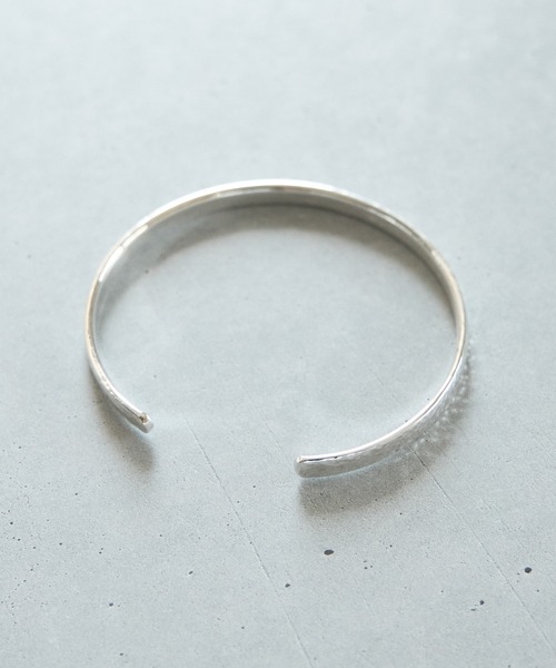 Magine（マージン）の「SV925 HUMMERED BANGLE W5.5mm:ハンマード デザインバングル（バングル/リストバンド・メンズ・シルバー・FREE）」の4枚目の写真
