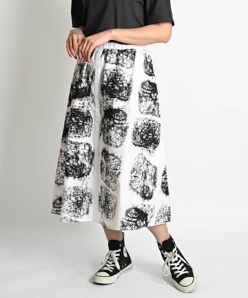 ペイント柄 フロントボタン ウエストゴム ミモレ丈フレアスカート（スカート）｜ABBEY MARKET（アビーマーケット） 5,502円
