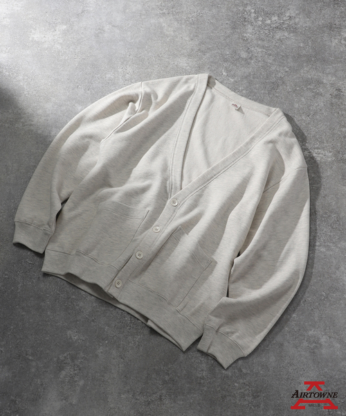 B.C STOCK(ベーセーストック)の「AIRTOWNE MILLS SWEAT Vネックカーディガン(カーディガン/ボレロ・メンズ・チョコ/ネイビー/ライトグレー/モスグリーン・MEDIUM/LARGE)」の1枚目の写真