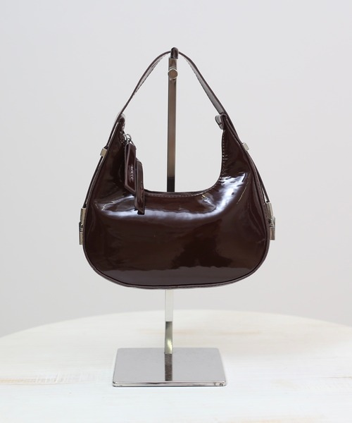 RiLi（リリ）の「エナメルハーフムーンバッグ【RL】（ハンドバッグ・レディース・ブラック/ブラウン/レッド・FREE）」の2枚目の写真