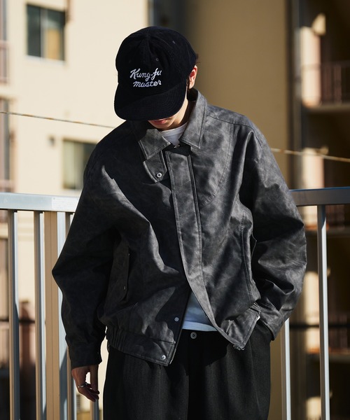 Adoon plain（アドーンプレーン）の「VINTAGE LIKE ARTIFICIAL GRAIN JACKET / ヴィンテージライク合皮ジャケット（ブルゾン・メンズ・ブラック系/ブラック・LARGE/MEDIUM）」の3枚目の写真