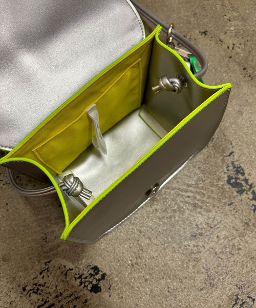 Magine（マージン）の「cheek:line mini shoulder ラインミニショルダー（ショルダーバッグ・レディース・ゴールド/ブラック/シルバー/ブルー・FREE）」の15枚目の写真