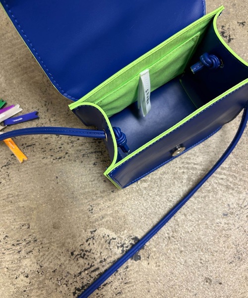 Magine（マージン）の「cheek:line mini shoulder ラインミニショルダー（ショルダーバッグ・レディース・ゴールド/ブラック/シルバー/ブルー・FREE）」の13枚目の写真