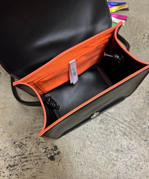 Magine（マージン）の「cheek:line mini shoulder ラインミニショルダー（ショルダーバッグ・レディース・ゴールド/ブラック/シルバー/ブルー・FREE）」の12枚目の写真