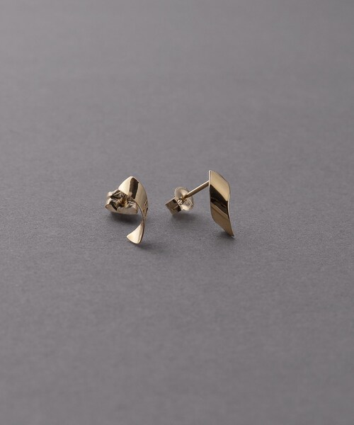 COCOSHNIK ONKITSCH(ココシュニックオンキッチュ)の「K10ツイストプレートピアス(ピアス(両耳用)・レディース・イエローゴールド・00)」の1枚目の写真