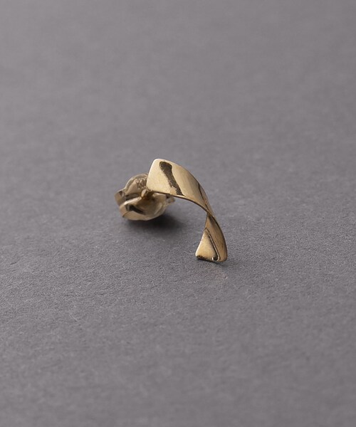 COCOSHNIK ONKITSCH(ココシュニックオンキッチュ)の「K10ツイストプレートピアス(ピアス(両耳用)・レディース・イエローゴールド・00)」の3枚目の写真