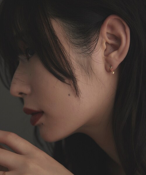 COCOSHNIK ONKITSCH(ココシュニックオンキッチュ)の「K10ツイストプレートピアス(ピアス(両耳用)・レディース・イエローゴールド・00)」の8枚目の写真