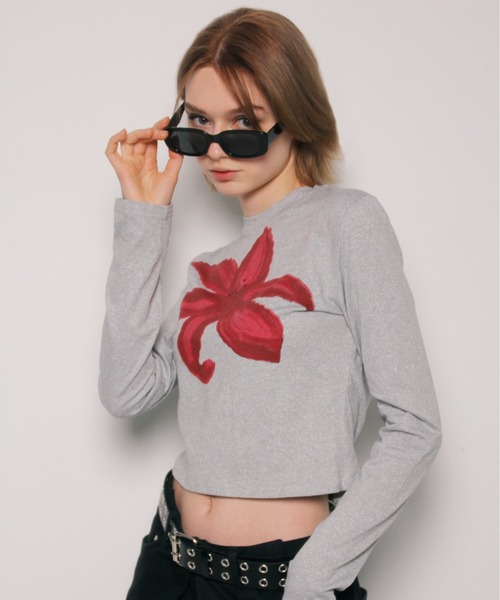 IMARI(イマリ)の「【 IMARI / イマリ 】 レトロムード フラワー プリント トップス #(Tシャツ/カットソー・レディース・グレー/ホワイト/ブラック・FREE)」の3枚目の写真