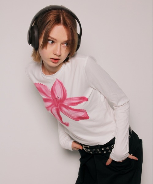 IMARI(イマリ)の「【 IMARI / イマリ 】 レトロムード フラワー プリント トップス #(Tシャツ/カットソー・レディース・グレー/ホワイト/ブラック・FREE)」の4枚目の写真