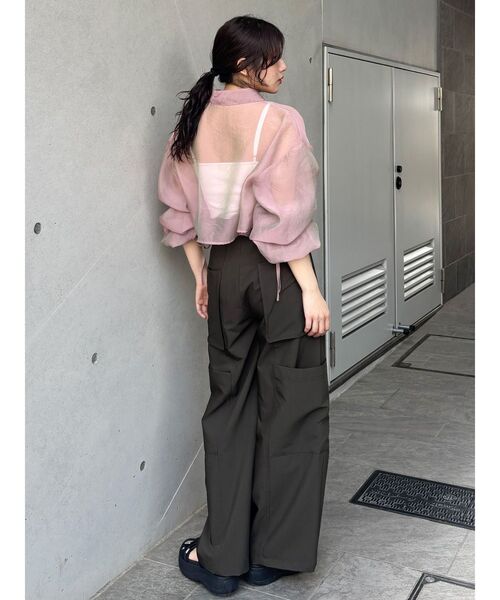 MURUA（ムルーア）の「リボンドロストスリーブシャイニーシアーシャツ（シャツ/ブラウス・レディース・ホワイト/ブラック/ピンク/ブルー・FREE）」の11枚目の写真