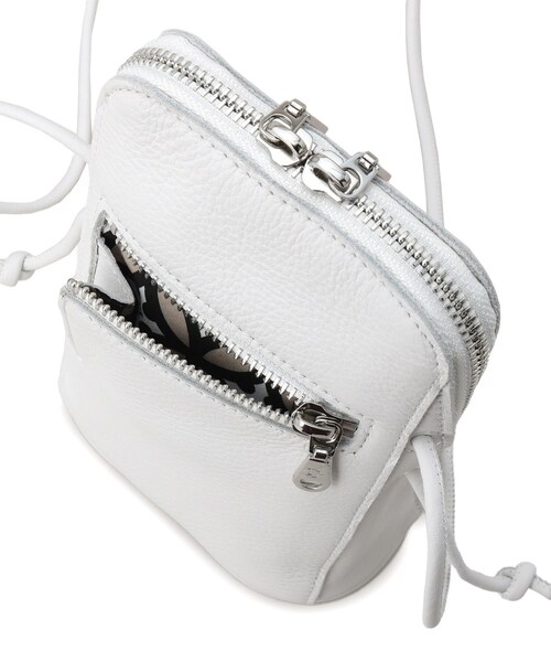 DRESSTERIOR（ドレステリア）の「シュリンクレザーマルチポーチ（ショルダーバッグ・レディース・ブラック/レッド系1/ホワイト・00）」の5枚目の写真