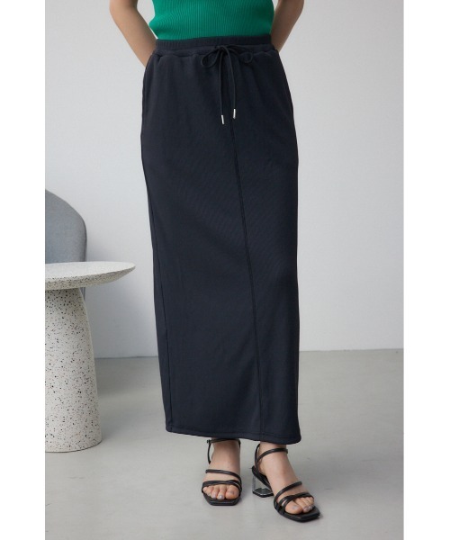 AZUL by moussy(アズールバイマウジー)の「【身長/骨格別着用画像あり】ドライタッチリブナロースカート 春服 秋服 無地 ロングスカート(スカート・レディース・ブラック/ライトベージュ/レッド・FREE)」の2枚目の写真