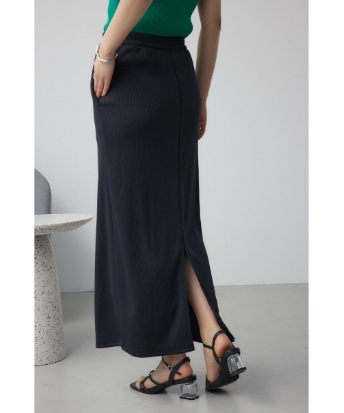 AZUL by moussy(アズールバイマウジー)の「【身長/骨格別着用画像あり】ドライタッチリブナロースカート 春服 秋服 無地 ロングスカート(スカート・レディース・ブラック/ライトベージュ/レッド・FREE)」の4枚目の写真