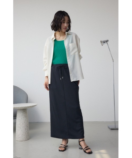 AZUL by moussy(アズールバイマウジー)の「【身長/骨格別着用画像あり】ドライタッチリブナロースカート 春服 秋服 無地 ロングスカート(スカート・レディース・ブラック/ライトベージュ/レッド・FREE)」の5枚目の写真