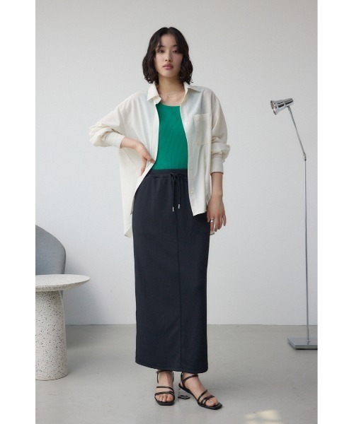 AZUL by moussy(アズールバイマウジー)の「【身長/骨格別着用画像あり】ドライタッチリブナロースカート 春服 秋服 無地 ロングスカート(スカート・レディース・ブラック/ライトベージュ/レッド・FREE)」の6枚目の写真