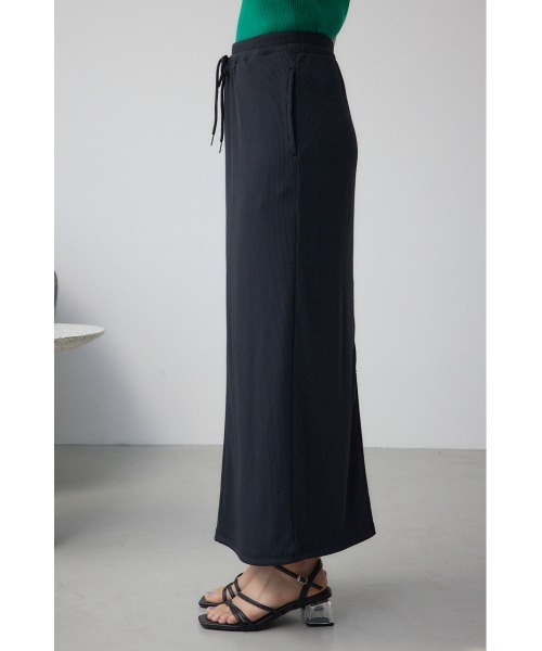 AZUL by moussy(アズールバイマウジー)の「【身長/骨格別着用画像あり】ドライタッチリブナロースカート 春服 秋服 無地 ロングスカート(スカート・レディース・ブラック/ライトベージュ/レッド・FREE)」の8枚目の写真