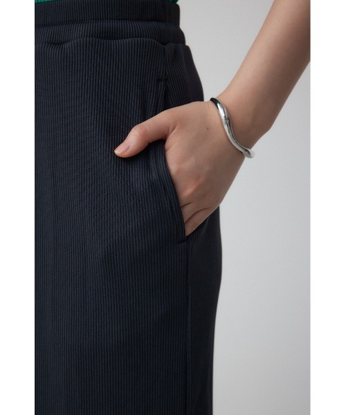 AZUL by moussy(アズールバイマウジー)の「【身長/骨格別着用画像あり】ドライタッチリブナロースカート 春服 秋服 無地 ロングスカート(スカート・レディース・ブラック/ライトベージュ/レッド・FREE)」の11枚目の写真