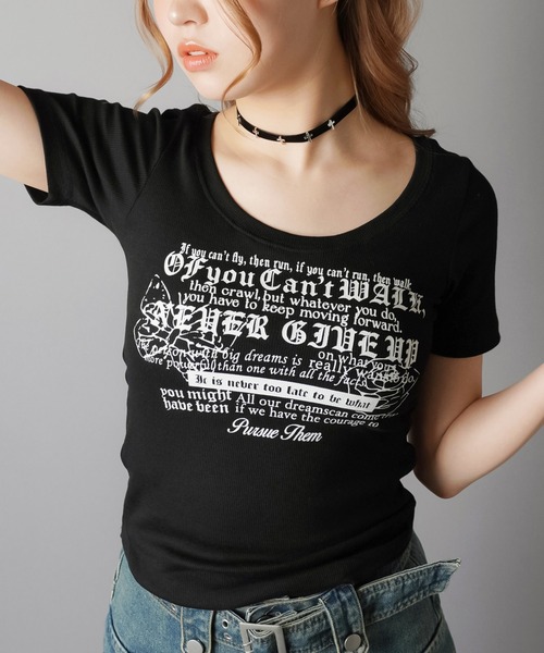 SPINNS（スピンズ）の「大人気デザインが半袖になって再登場！半袖カットソー/ピタTシャツ/レター（Tシャツ/カットソー・レディース・ブラック/オフホワイト/グレー・ONESIZE）」の2枚目の写真