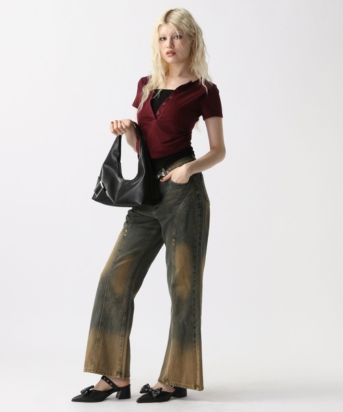 FOREVER 21(フォーエバー トゥエンティーワン)の「【2025SS】スタッズフレアデニムパンツ(デニムパンツ・レディース・ブルー・SMALL/MEDIUM)」の2枚目の写真